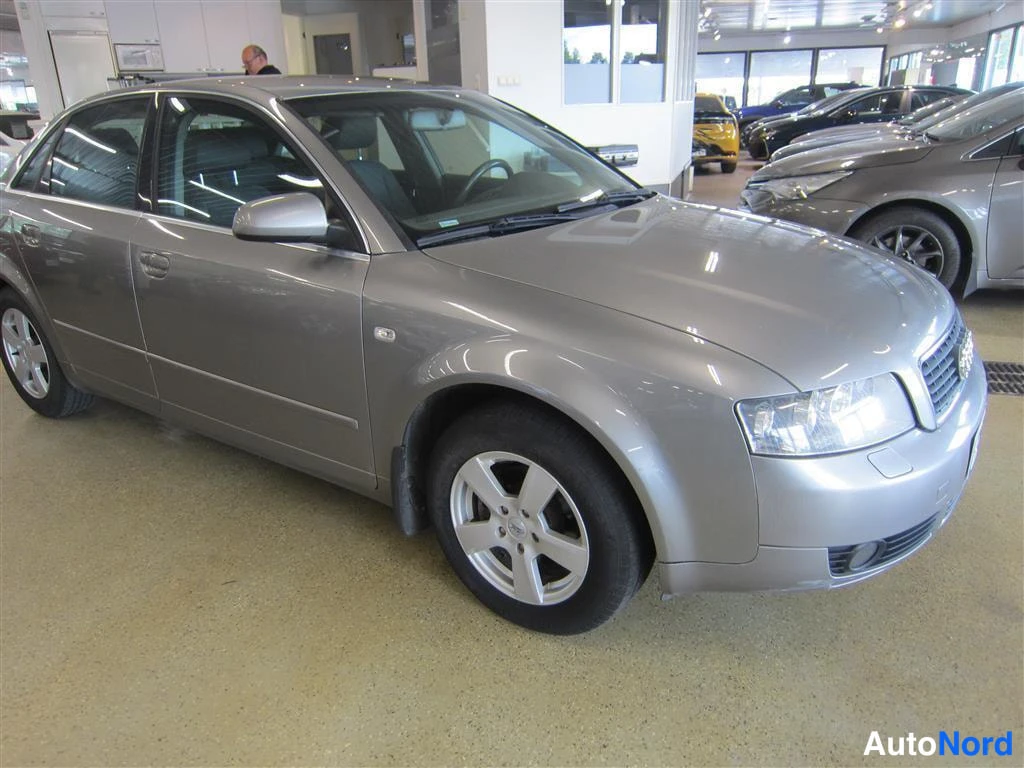 Harmaa Audi A4 2004, etuviisto, keula oikealle, kuva 2