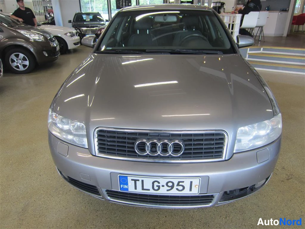 Harmaa Audi A4 2004, edestä, kuva 3