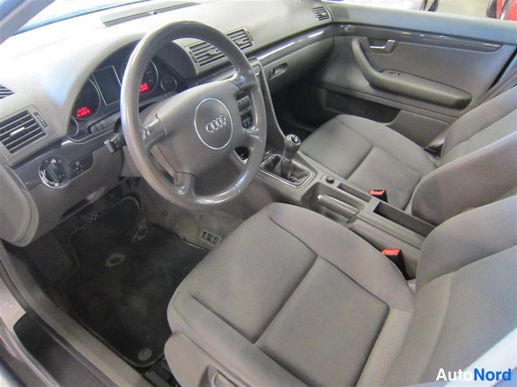Harmaa Audi A4 2004, ohjaamo, kuva 9
