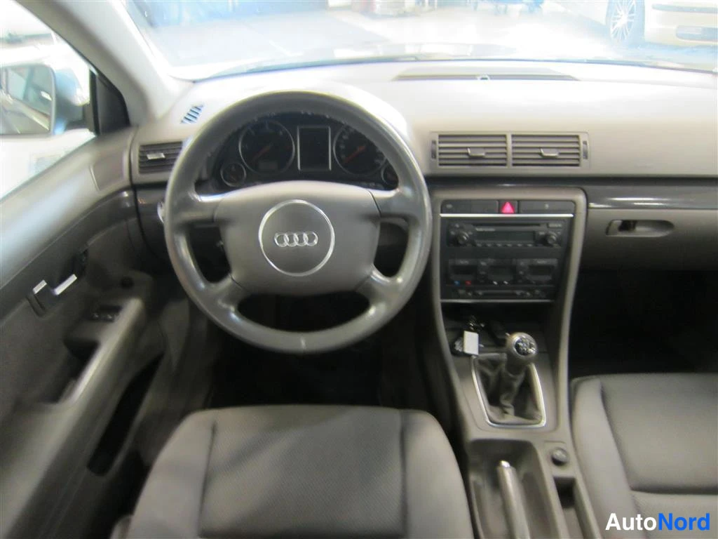 Harmaa Audi A4 2004, ohjaamo, kuva 10