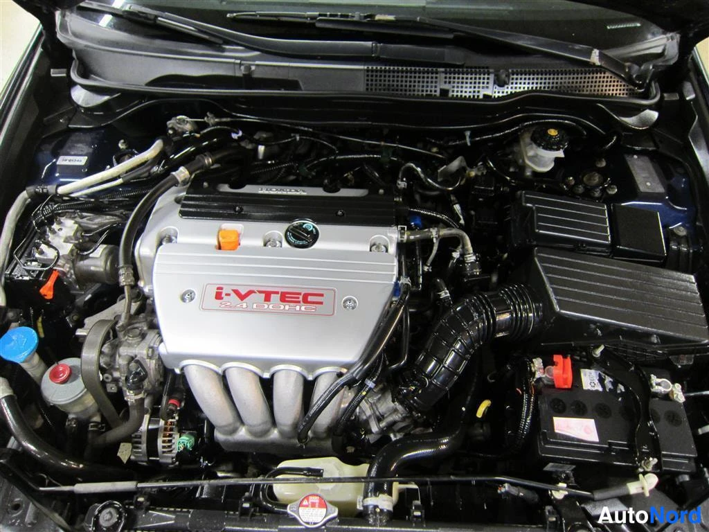 Sininen Honda Accord 2006, moottoritila, kuva 11