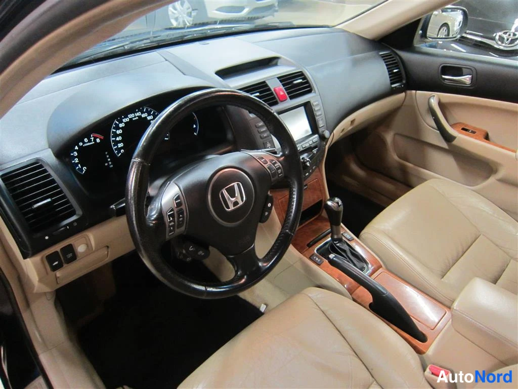 Sininen Honda Accord 2006, ohjaamo, kuva 6