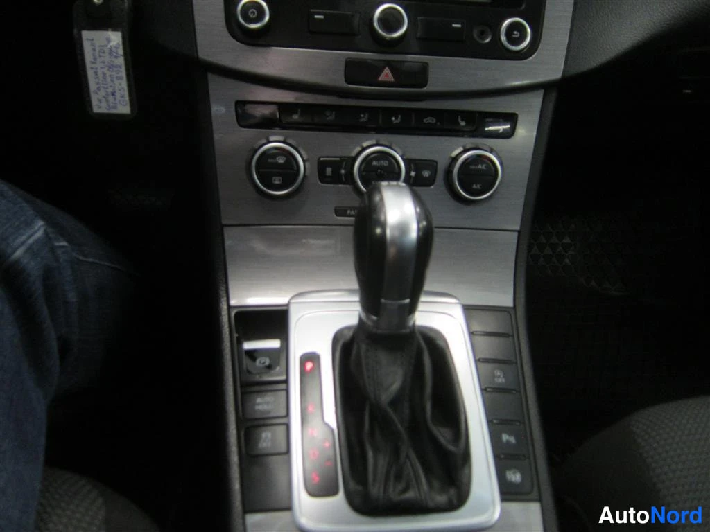 Harmaa Volkswagen Passat 2013, ohjaamo, kuva 11