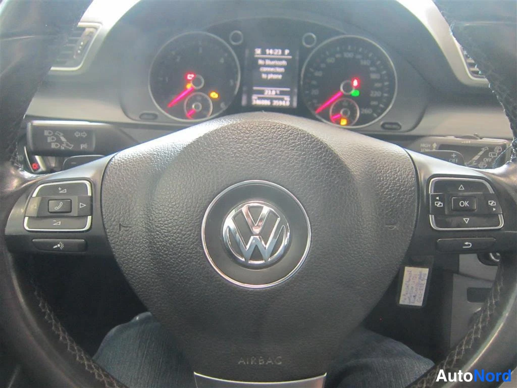 Harmaa Volkswagen Passat 2013, ohjaamo, kuva 9