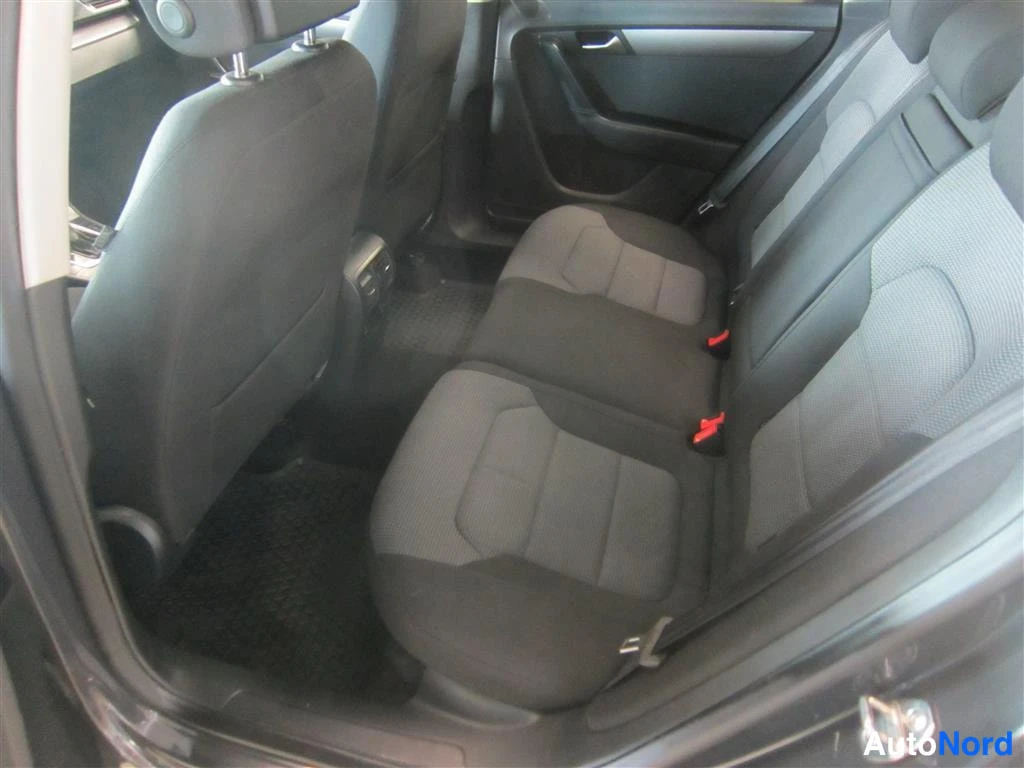 Harmaa Volkswagen Passat 2013, takaistuimet, kuva 12