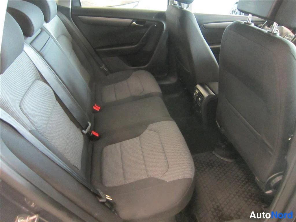 Harmaa Volkswagen Passat 2013, takaistuimet, kuva 13