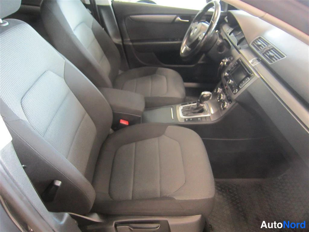 Harmaa Volkswagen Passat 2013, ohjaamo, kuva 10