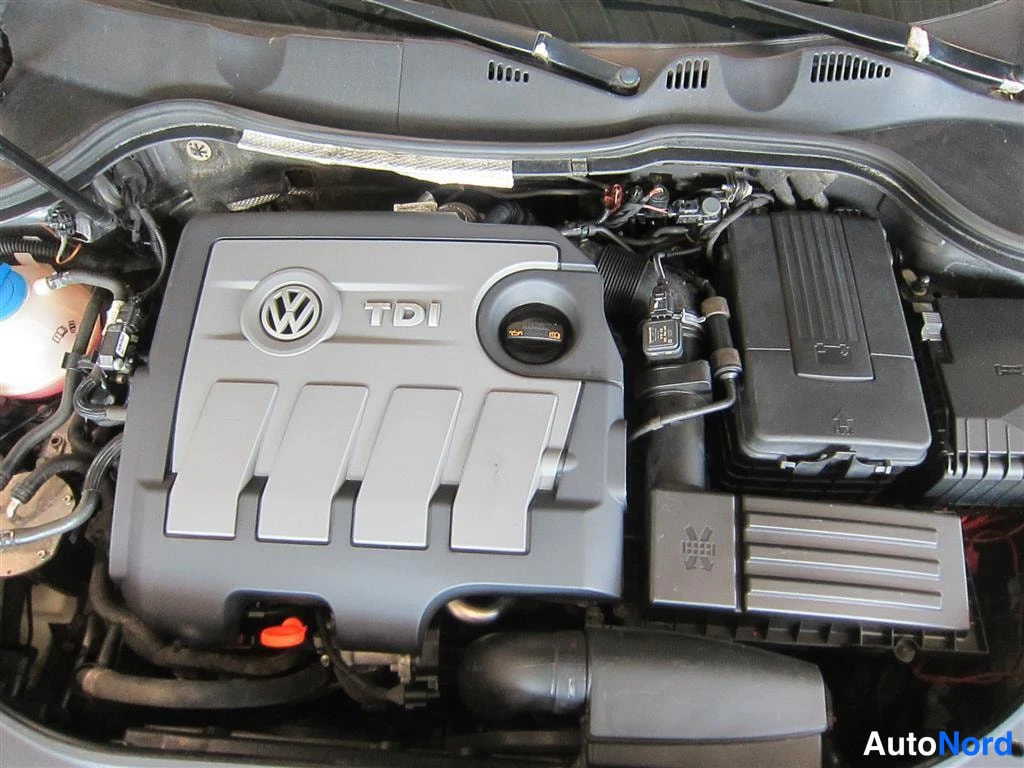 Harmaa Volkswagen Passat 2013, moottoritila, kuva 15