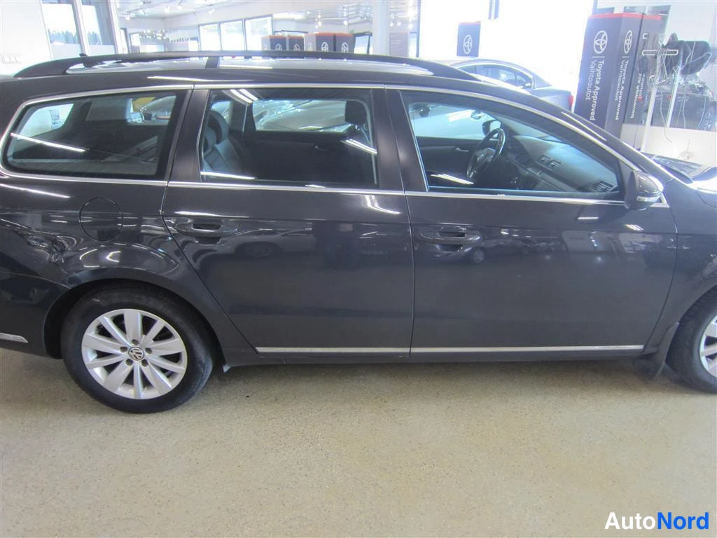 Harmaa Volkswagen Passat 2013, sivulta, kuva 5