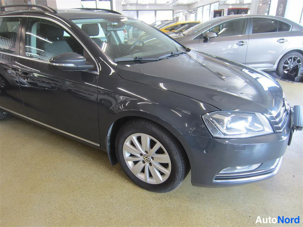 Harmaa Volkswagen Passat 2013, etuviisto, keula oikealle, kuva 2