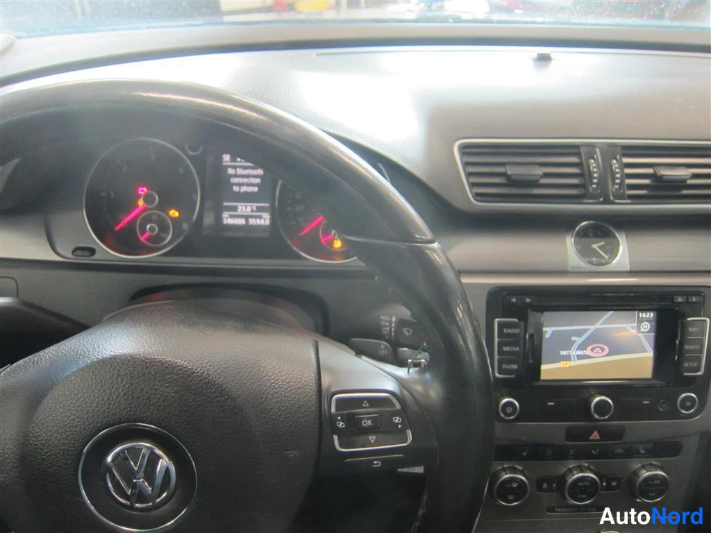 Harmaa Volkswagen Passat 2013, ohjaamo, kuva 8