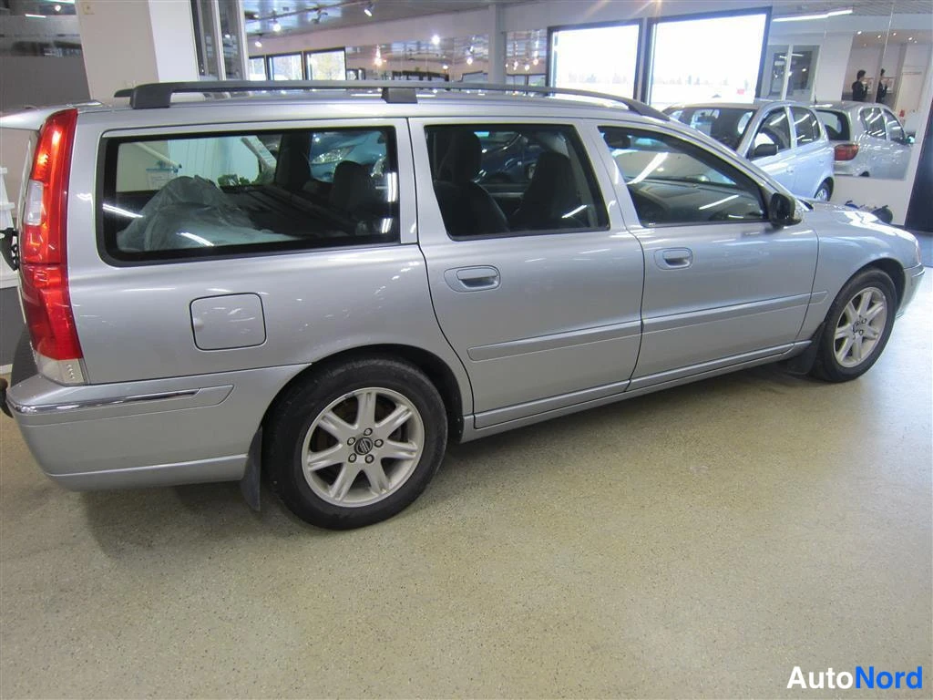 Harmaa Volvo V70 2007, sivulta, kuva 4