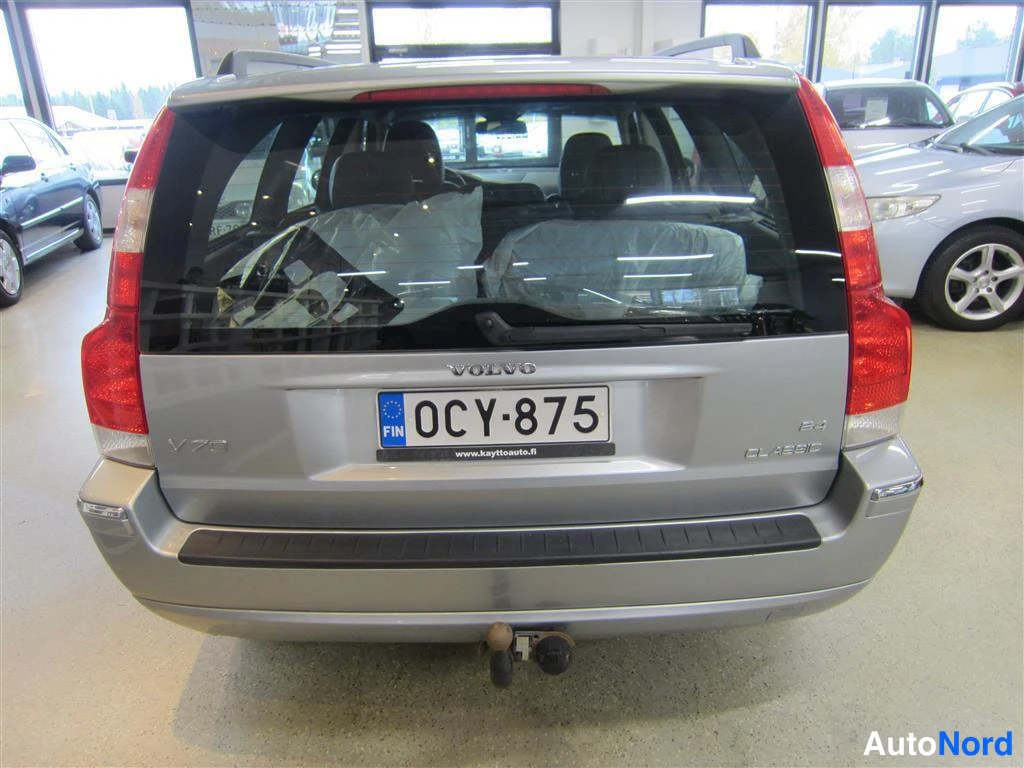 Harmaa Volvo V70 2007, takaa, kuva 5