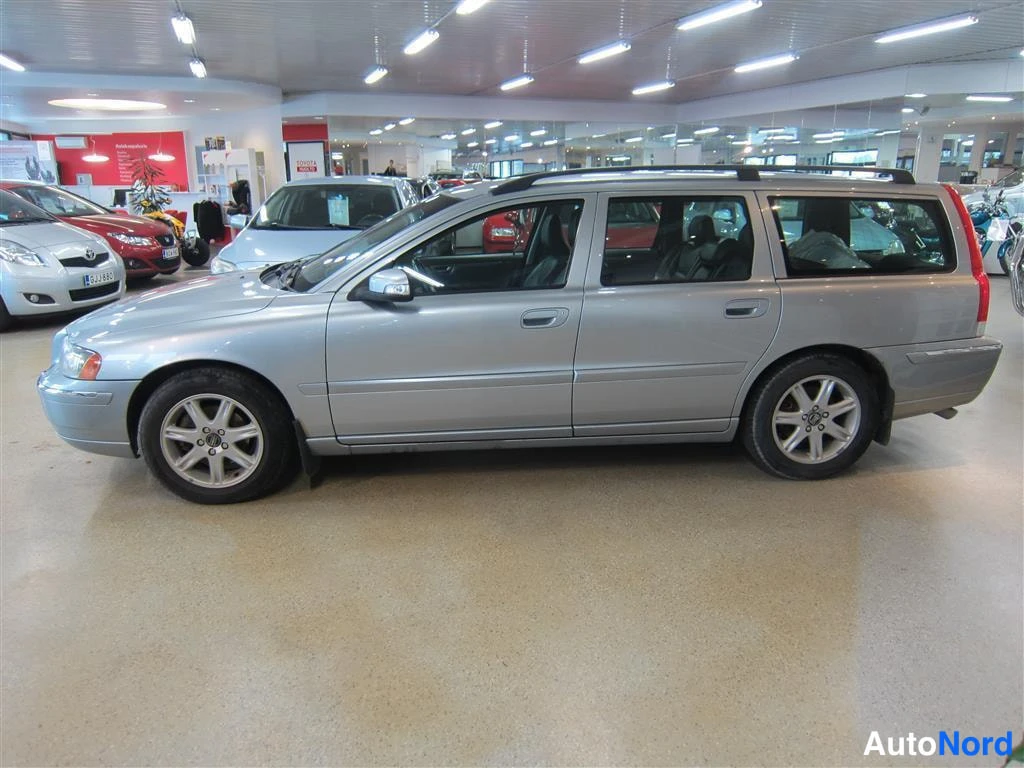 Harmaa Volvo V70 2007, etuviisto, keula vasemmalle, kuva 2