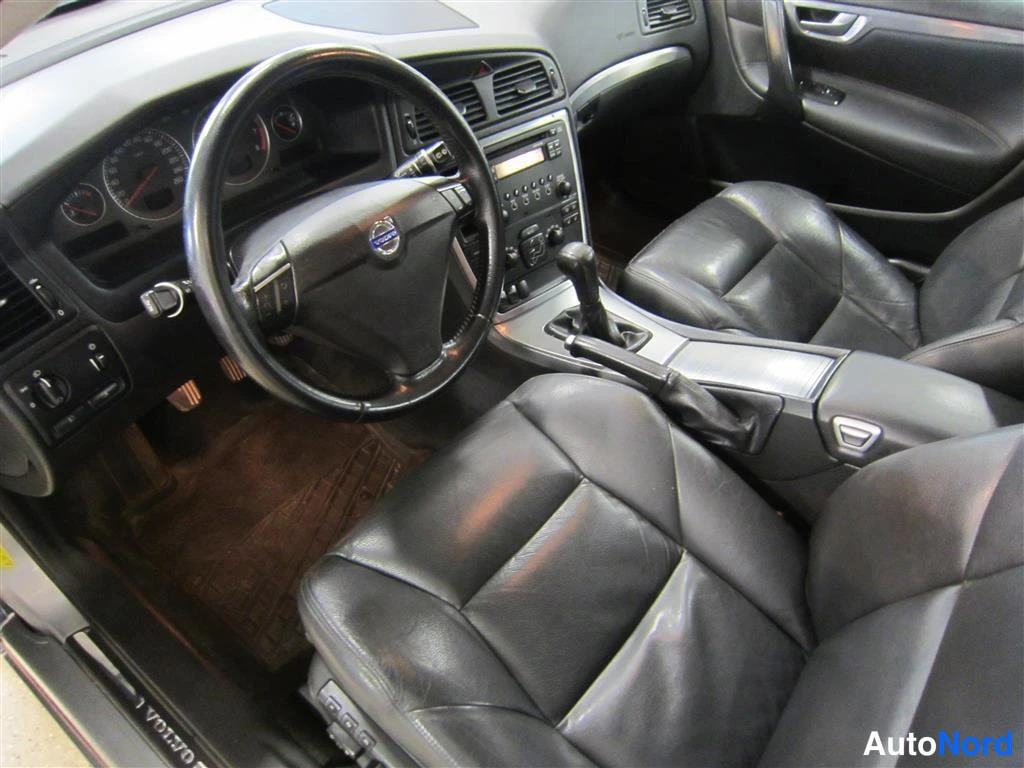 Harmaa Volvo V70 2007, ohjaamo, kuva 6