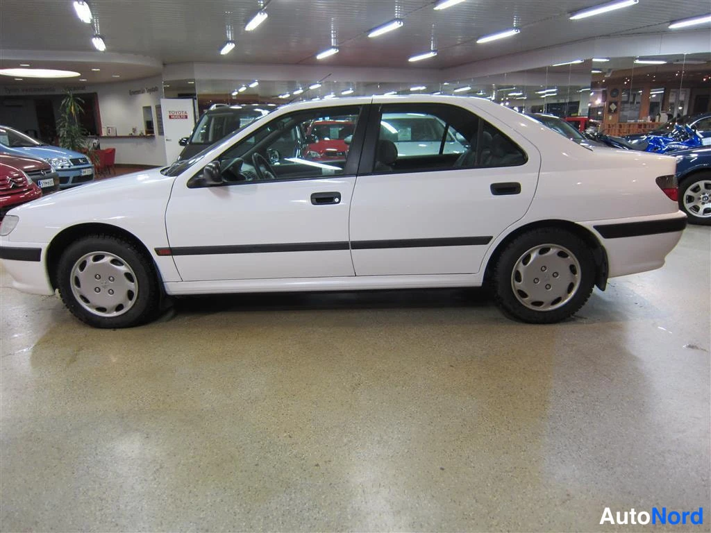 Valkoinen Peugeot 406 1997, sivulta, kuva 3
