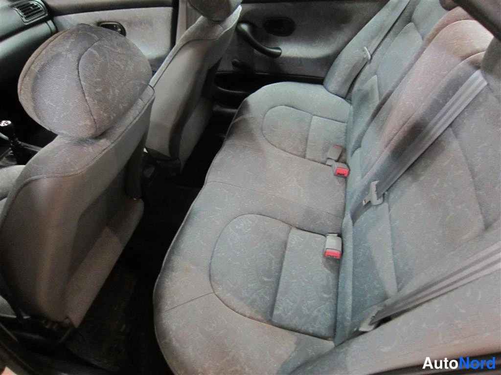Valkoinen Peugeot 406 1997, takaistuimet, kuva 9