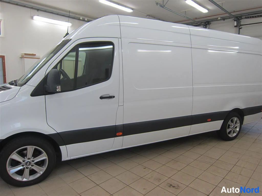 Valkoinen Mercedes-benz Sprinter 2018, sivulta, kuva 4