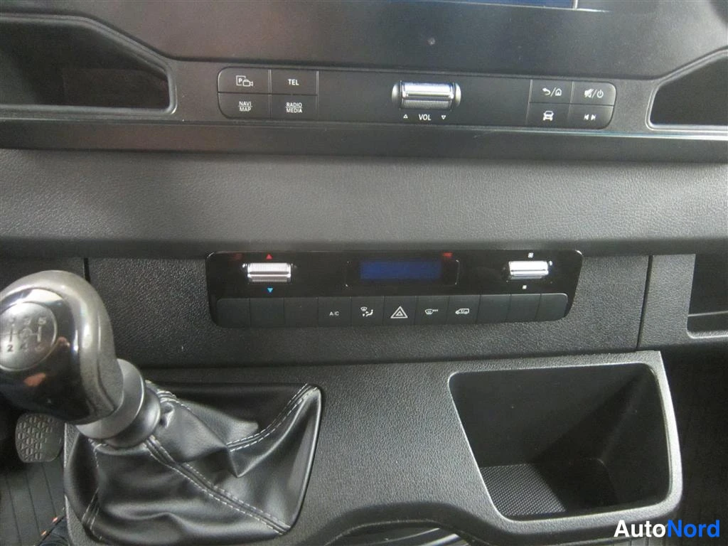 Valkoinen Mercedes-benz Sprinter 2018, yksityiskohta, kuva 15