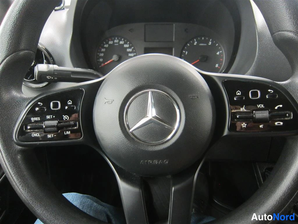 Valkoinen Mercedes-benz Sprinter 2018, yksityiskohta, kuva 16