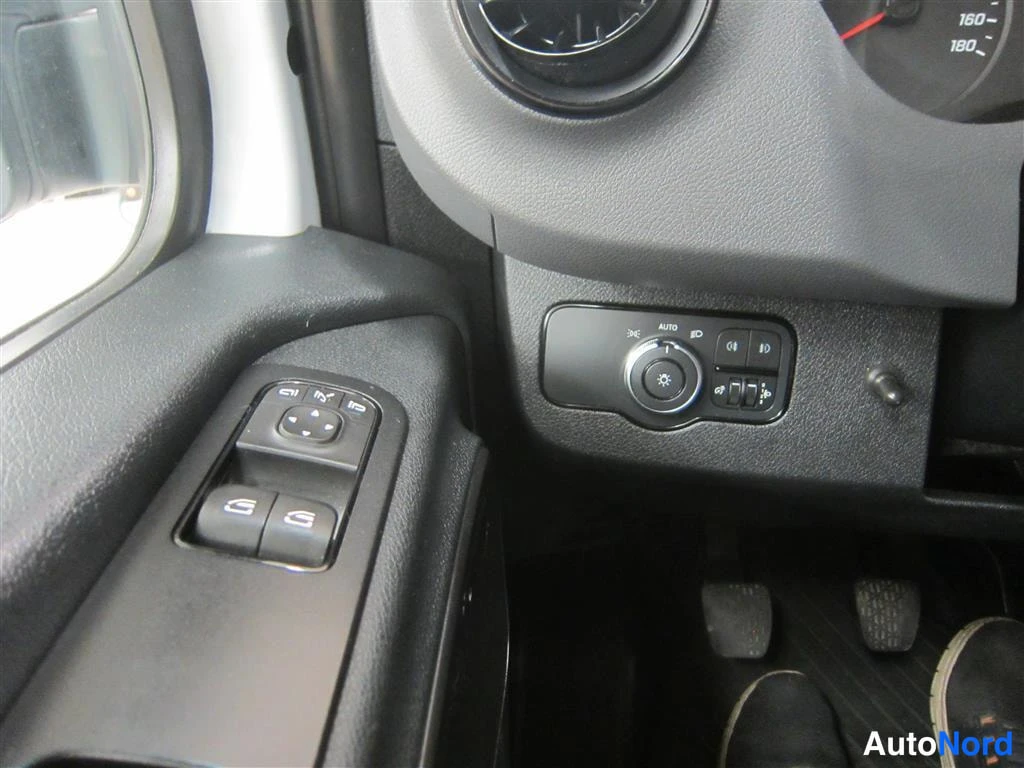 Valkoinen Mercedes-benz Sprinter 2018, yksityiskohta, kuva 17