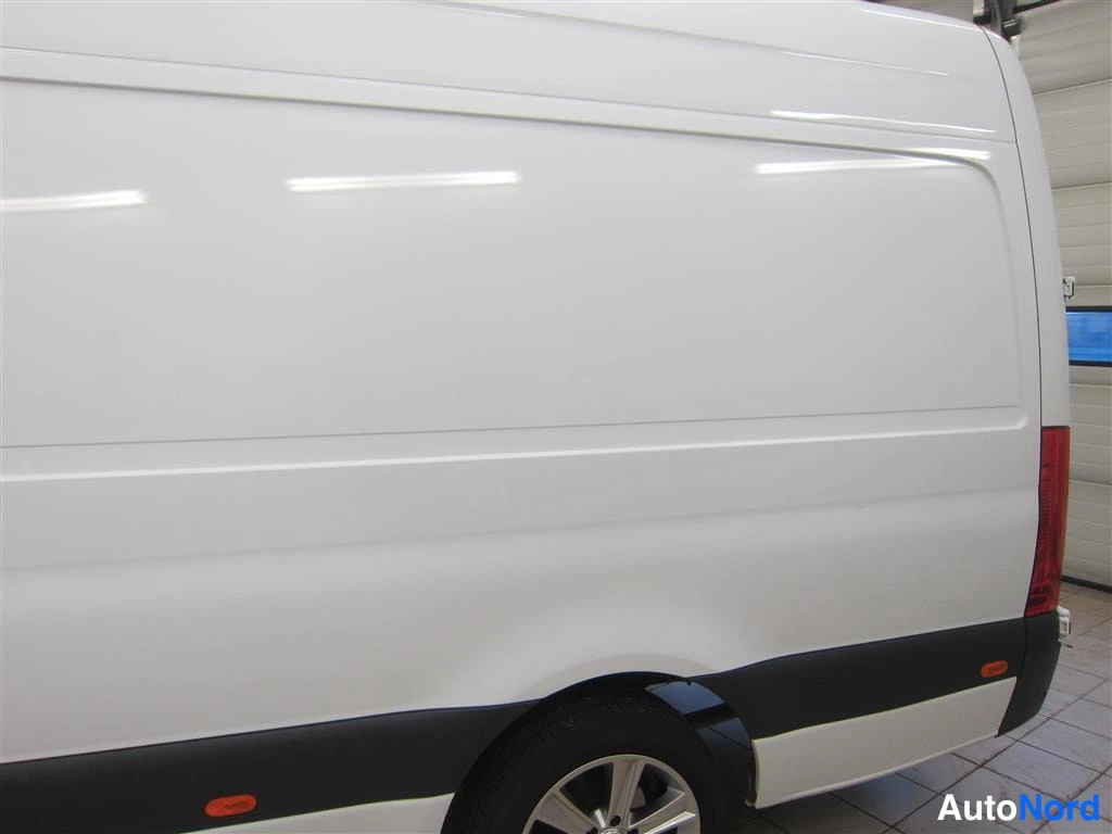 Valkoinen Mercedes-benz Sprinter 2018, sivulta, kuva 5