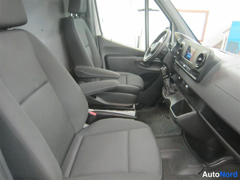 Valkoinen Mercedes-benz Sprinter 2018, ohjaamo, kuva 10