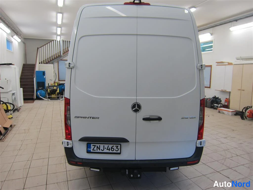 Valkoinen Mercedes-benz Sprinter 2018, takaa, kuva 8