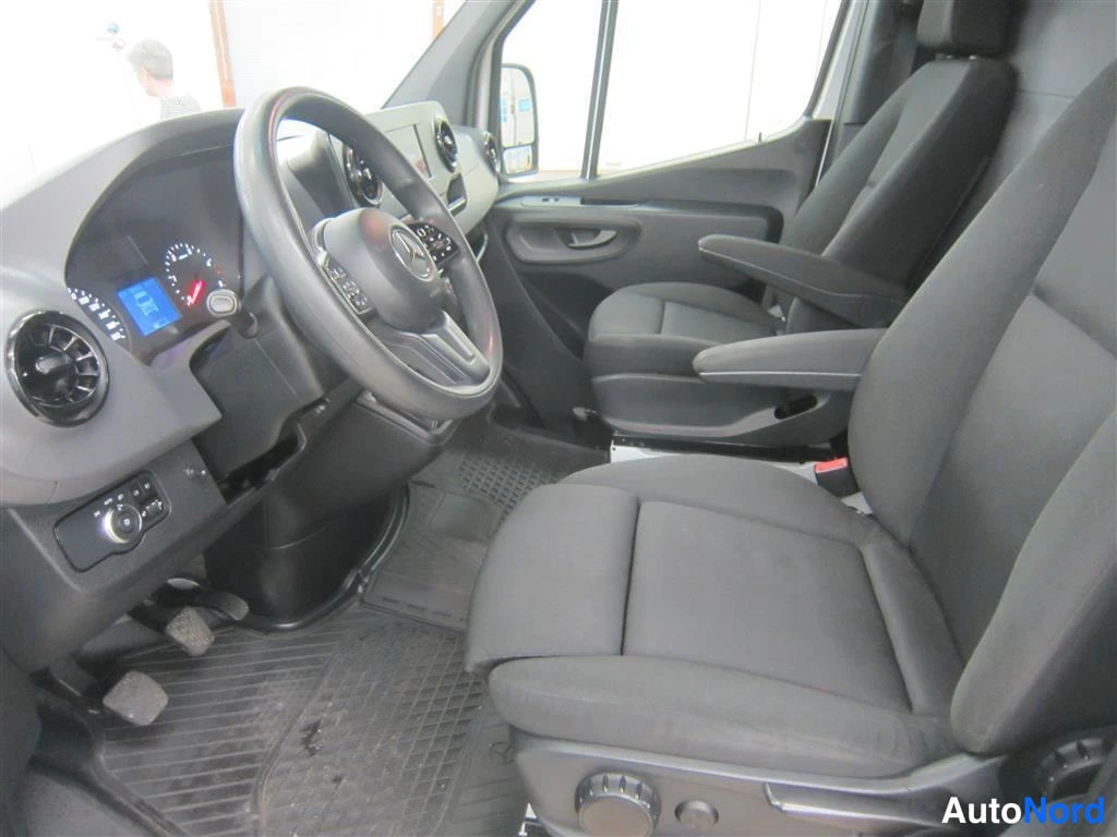 Valkoinen Mercedes-benz Sprinter 2018, etuistuimet, kuva 11