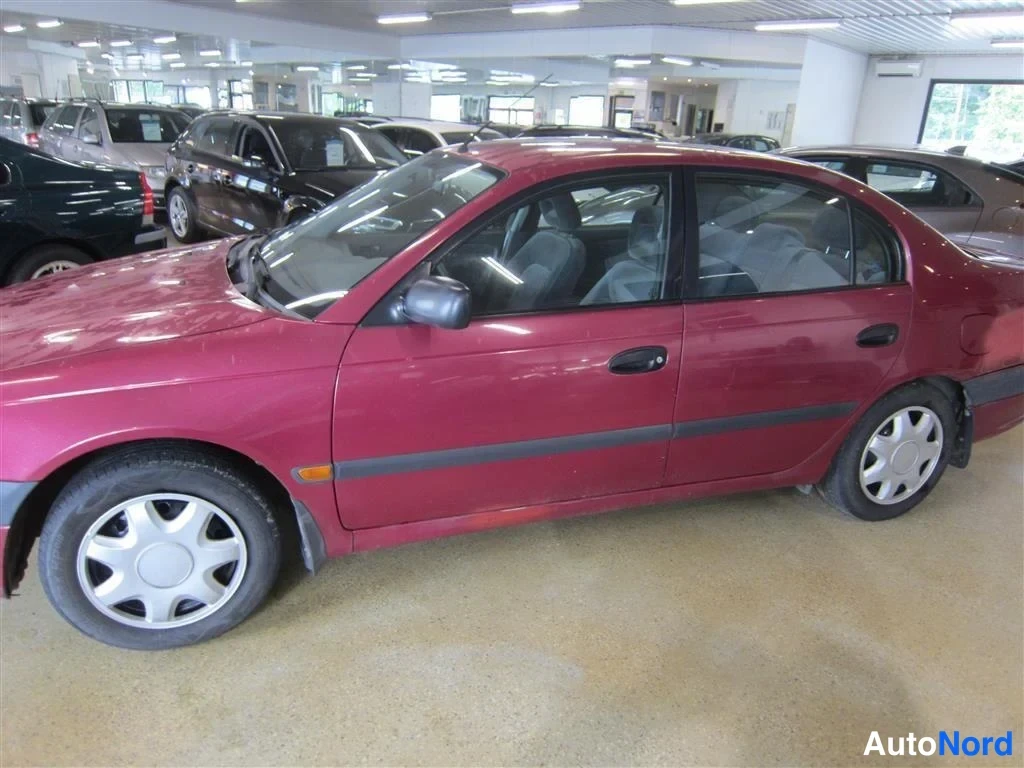 Punainen Toyota Avensis 1999, sivulta, kuva 4