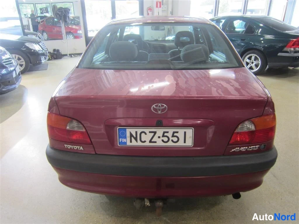 Punainen Toyota Avensis 1999, takaa, kuva 8