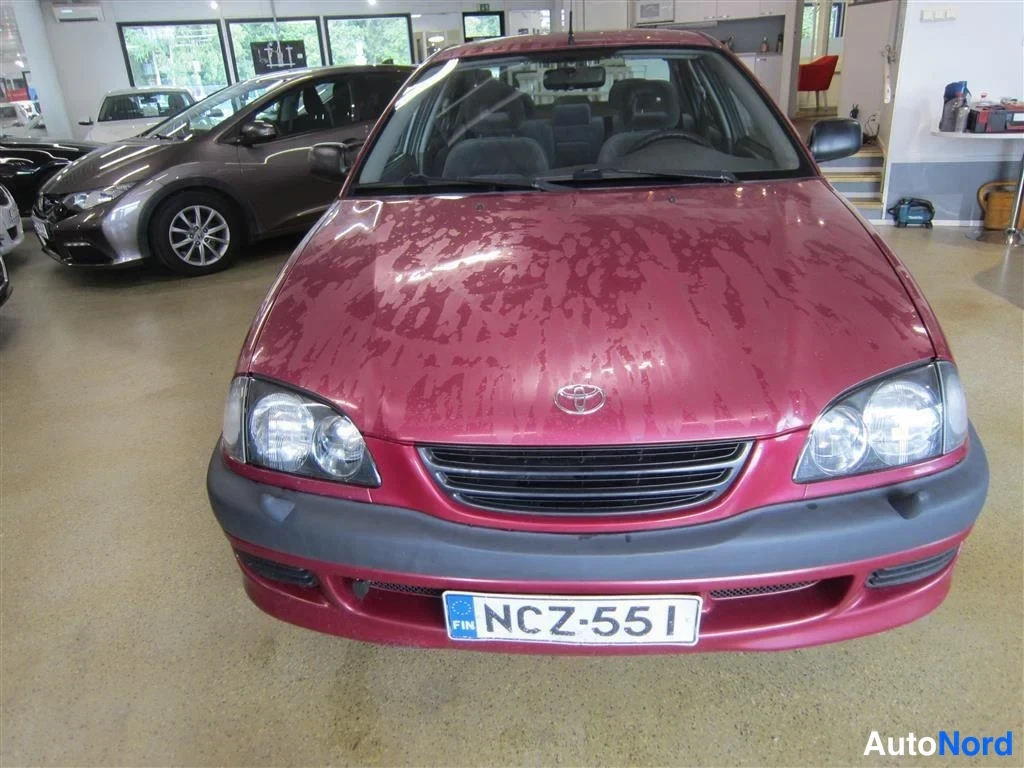 Punainen Toyota Avensis 1999, edestä, kuva 3