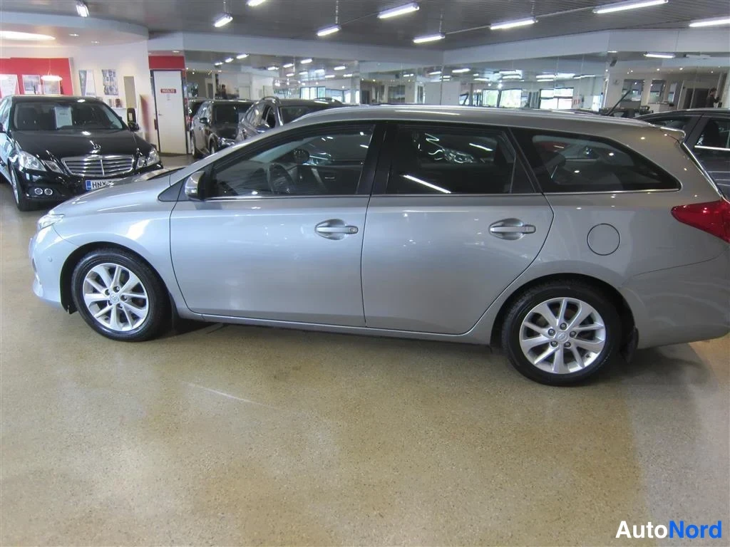 Harmaa Toyota Auris 2014, sivulta, kuva 4