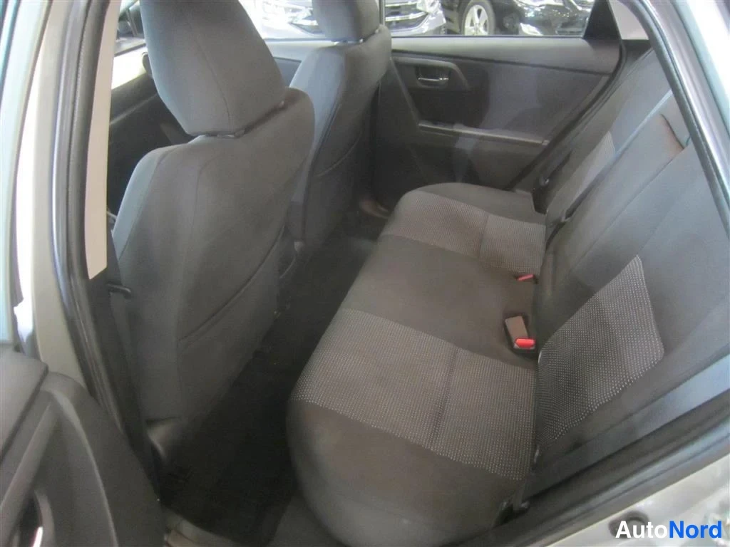 Harmaa Toyota Auris 2014, takaistuimet, kuva 12