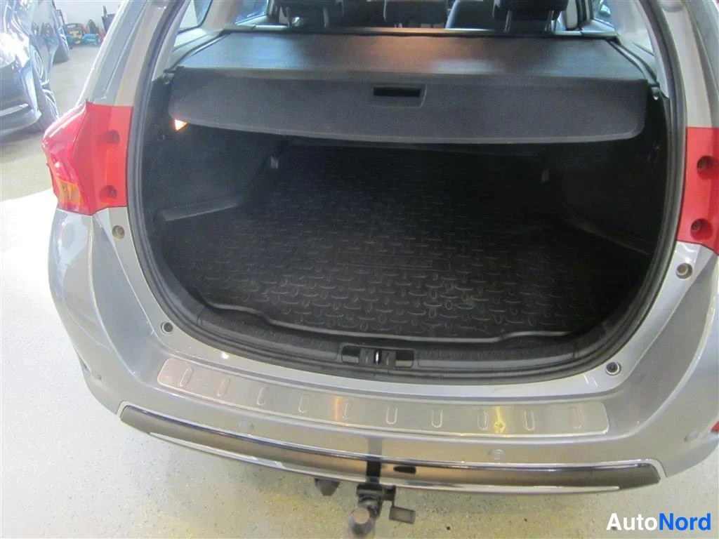 Harmaa Toyota Auris 2014, tavaratila, kuva 14