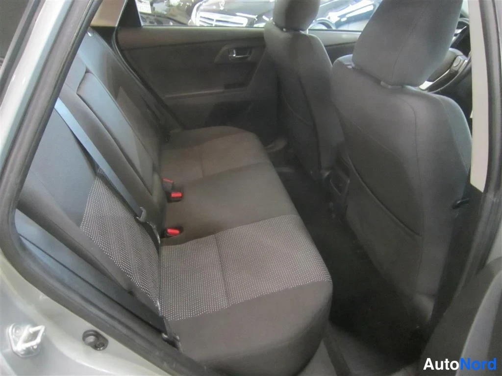 Harmaa Toyota Auris 2014, takaistuimet, kuva 13
