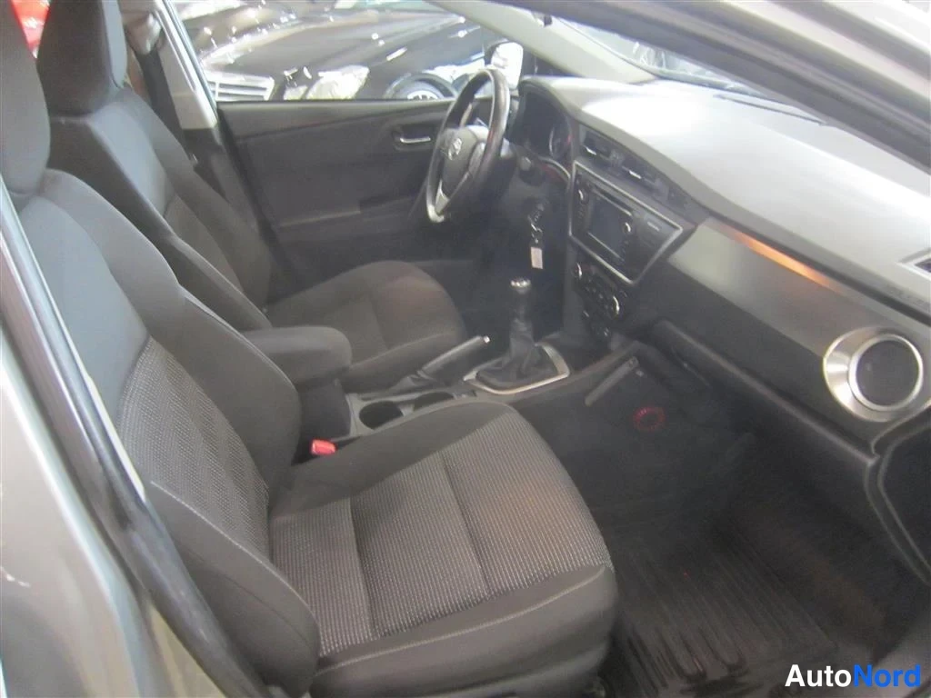 Harmaa Toyota Auris 2014, ohjaamo, kuva 11