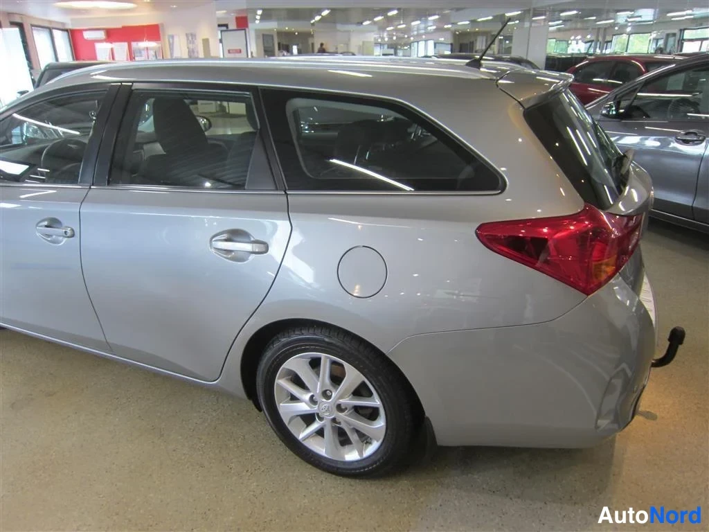 Harmaa Toyota Auris 2014, takaviisto, kuva 6