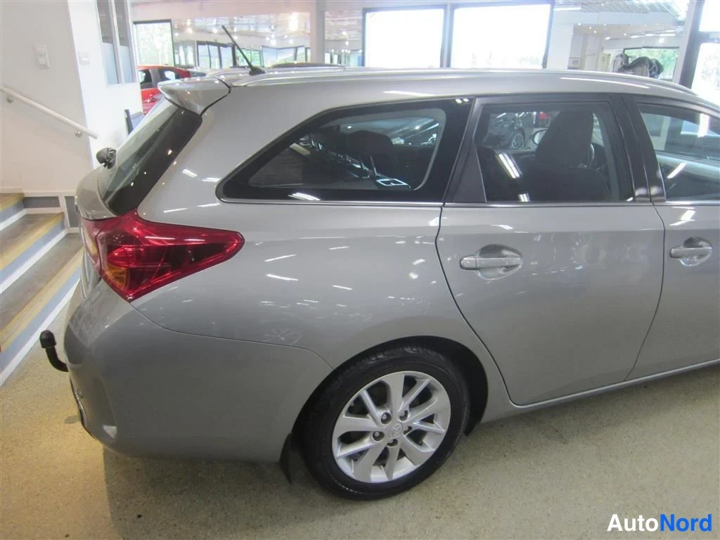 Harmaa Toyota Auris 2014, takaviisto, kuva 7