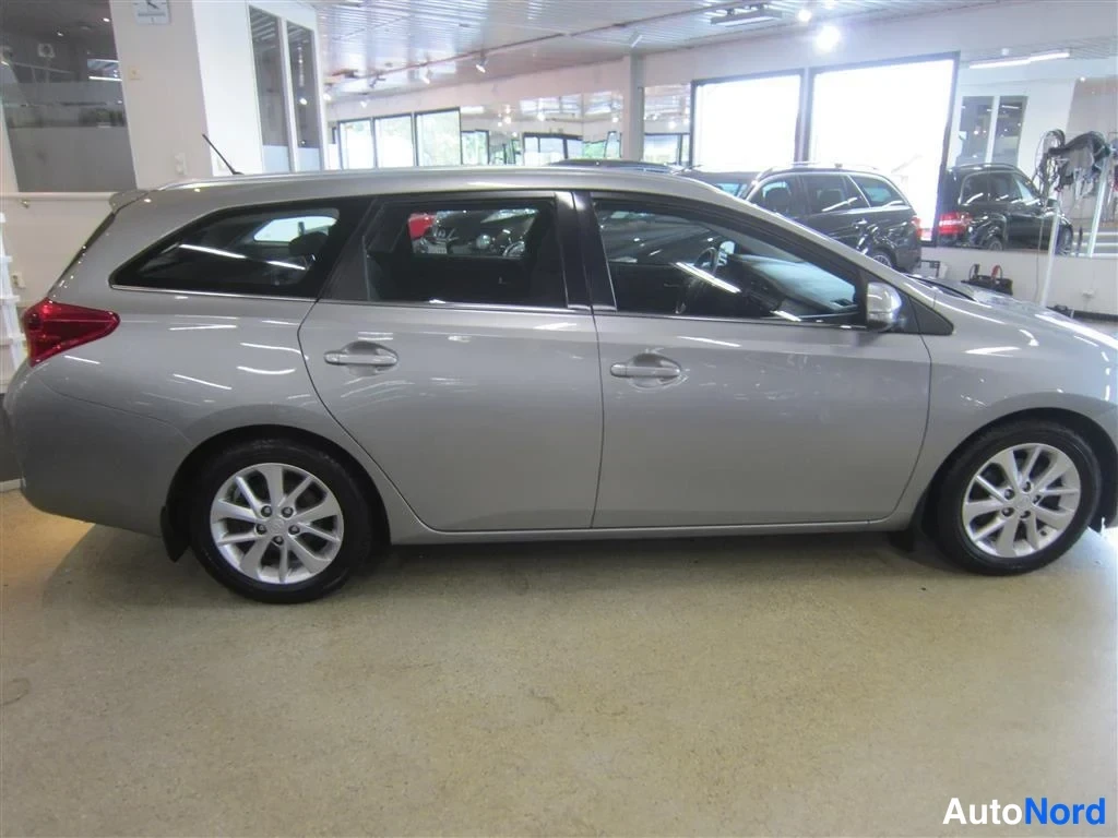 Harmaa Toyota Auris 2014, sivulta, kuva 5