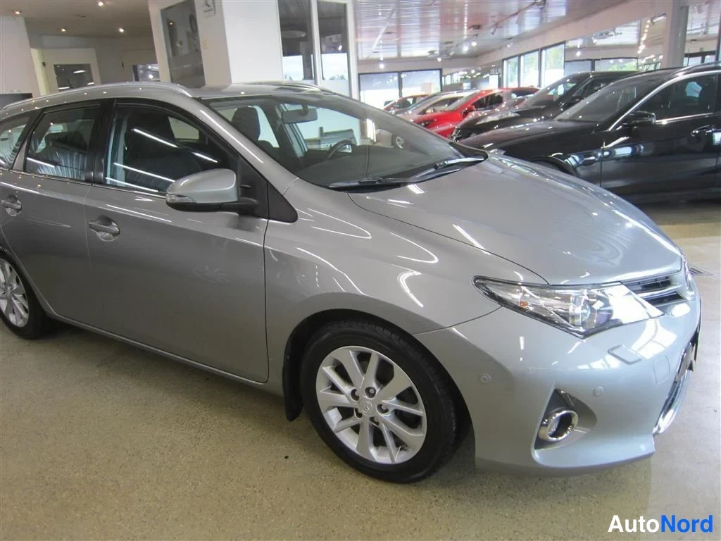 Harmaa Toyota Auris 2014, etuviisto, keula oikealle, kuva 2