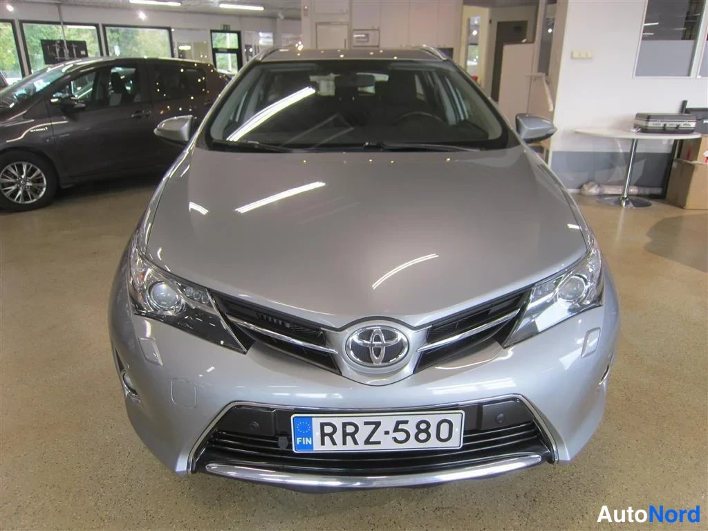 Harmaa Toyota Auris 2014, edestä, kuva 3