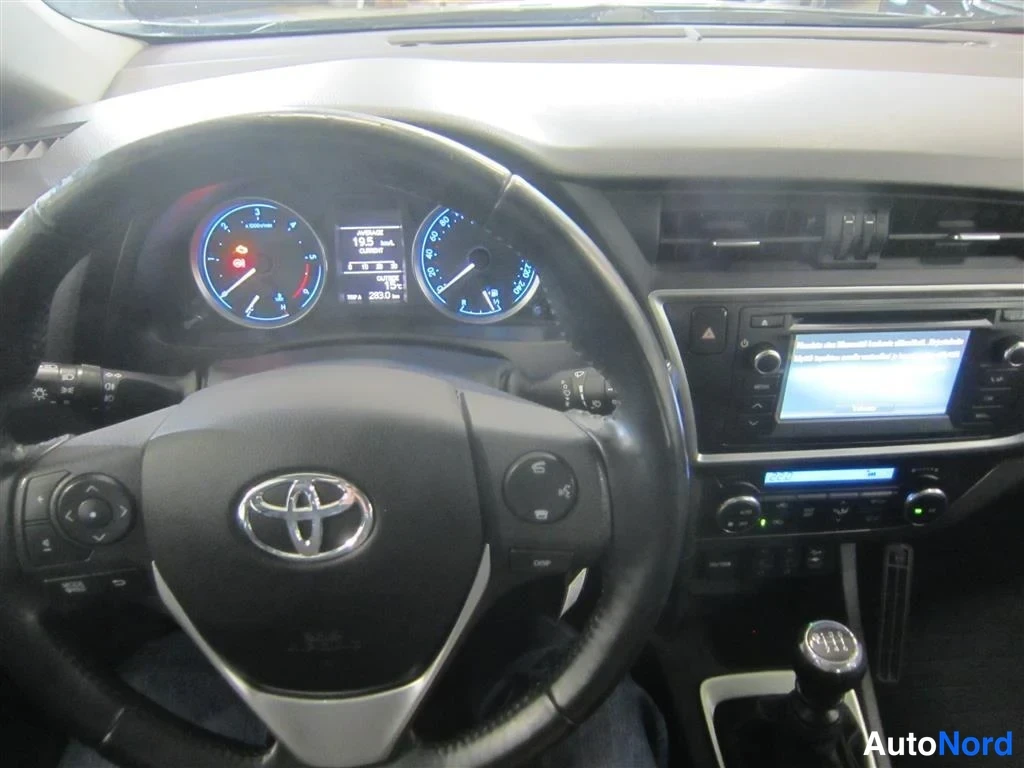 Harmaa Toyota Auris 2014, ohjaamo, kuva 10