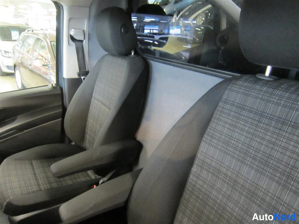 Vihreä Mercedes-benz Vito 2017, etuistuimet, kuva 10