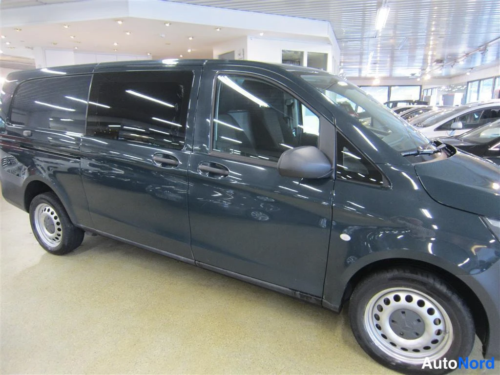 Vihreä Mercedes-benz Vito 2017, etuviisto, keula oikealle, kuva 3