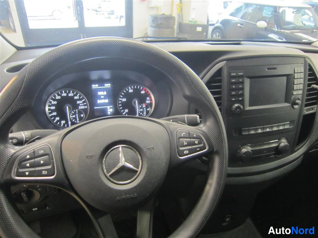 Vihreä Mercedes-benz Vito 2017, yksityiskohta, kuva 16