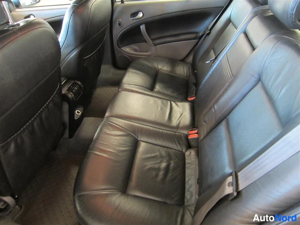 Vihreä Saab 9-5 2004, takaistuimet, kuva 12