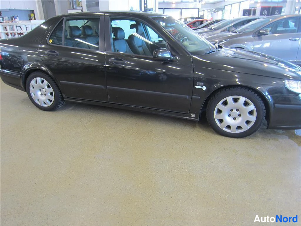 Vihreä Saab 9-5 2004, etuviisto, keula oikealle, kuva 2