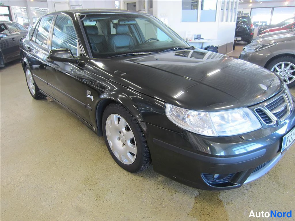 Vihreä Saab 9-5 2004, etuviisto, keula oikealle, kuva 3