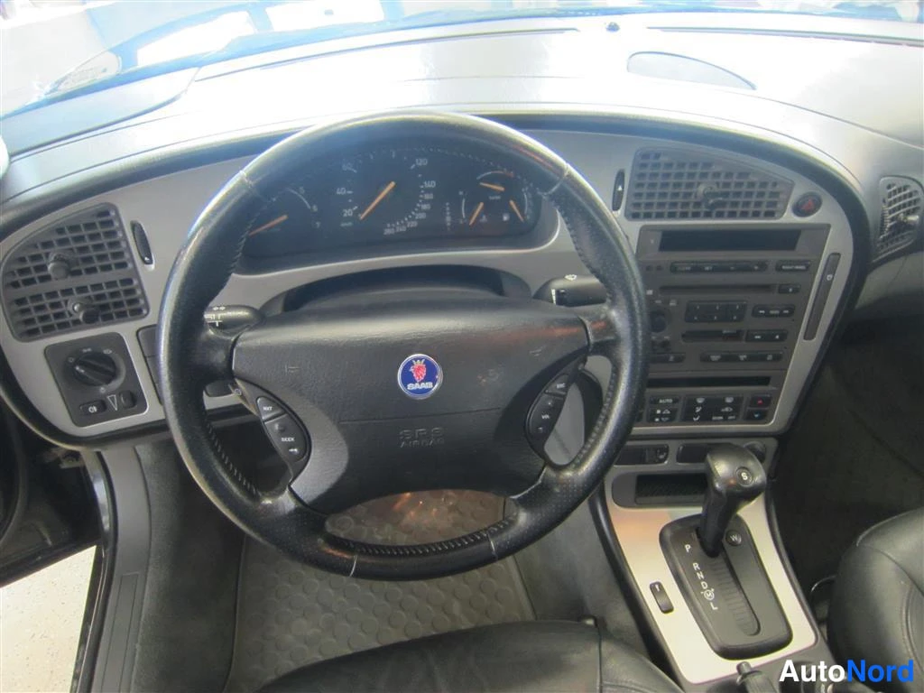 Vihreä Saab 9-5 2004, ohjaamo, kuva 10